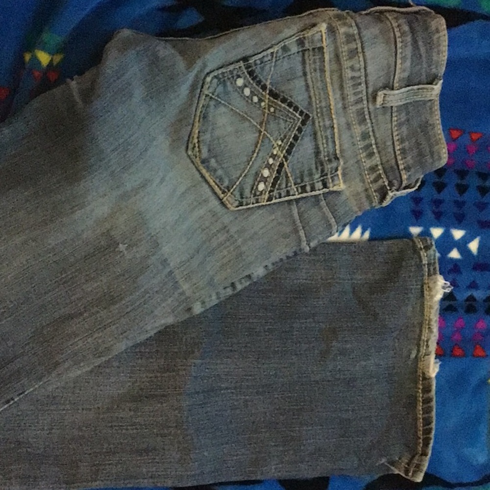 They are size 25L Ariat jeans in good condition.